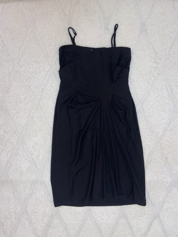 Petite robe noire asymétrique – Image 2
