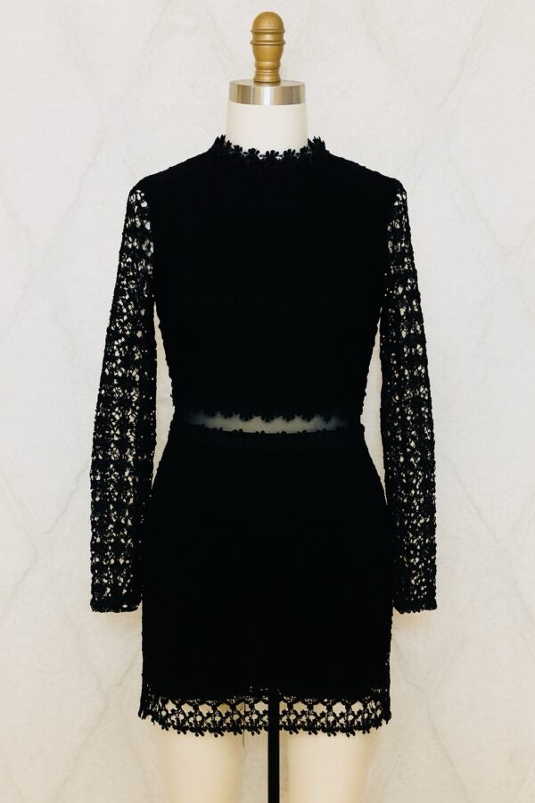 Robe noire en dentelle 1