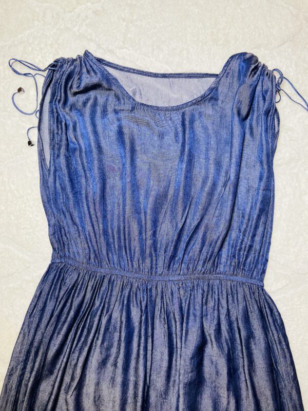 Robe bleue avec fente – Image 3