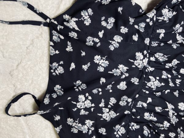 Robe noire fleurs blanches – Image 3