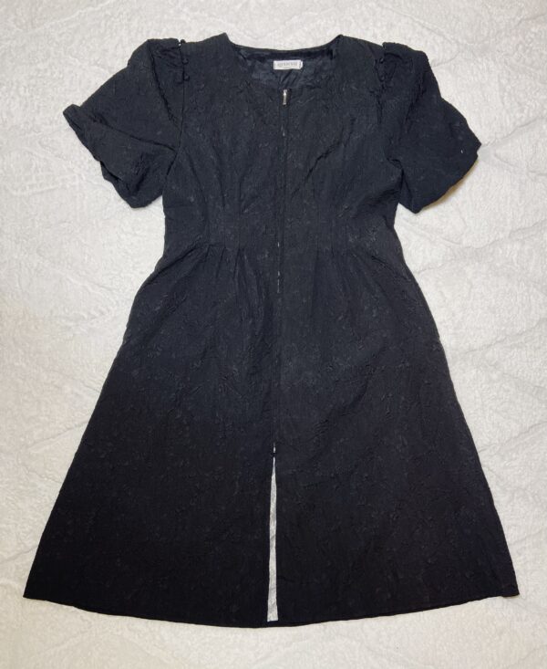 Robe noire fleurie – Image 3