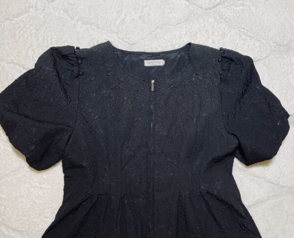 Robe noire fleurie – Image 2