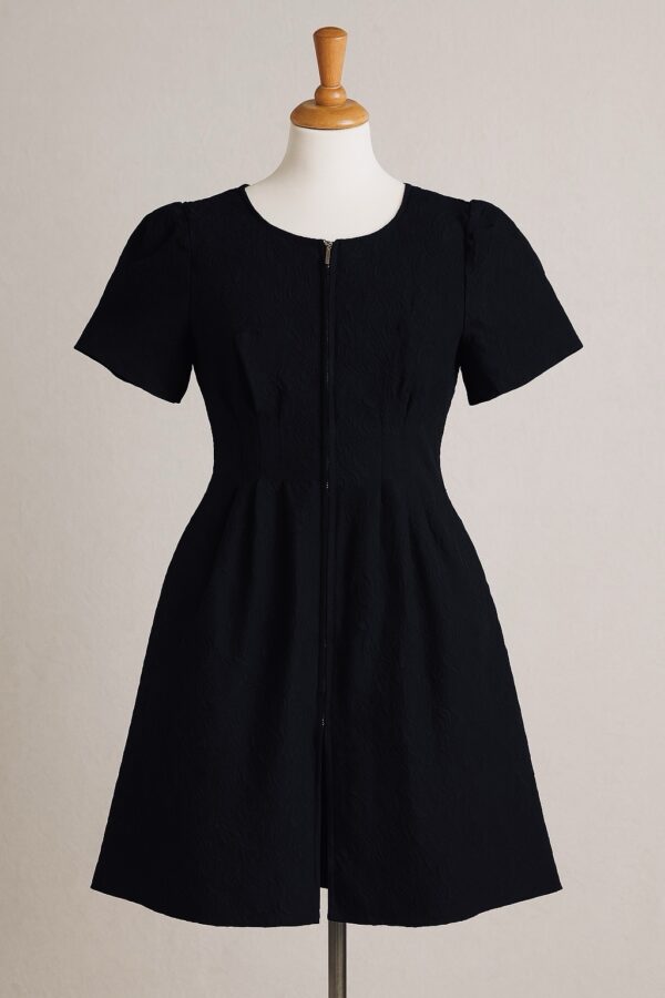 Robe noire fleurie