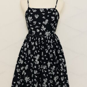 Robe noire fleurs blanches