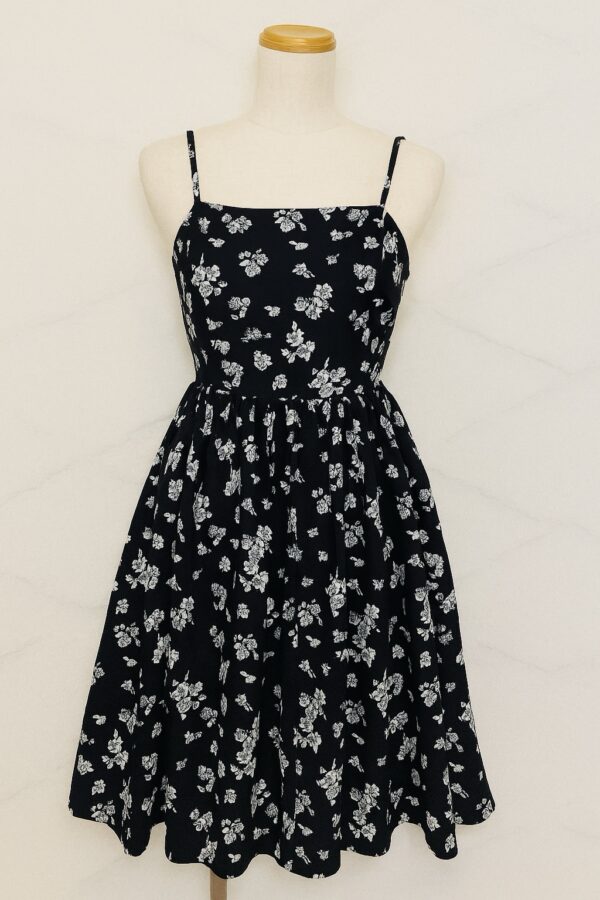 Robe noire fleurs blanches