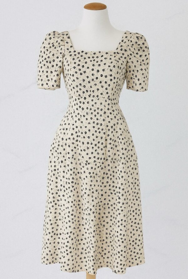 Robe blanche à motifs