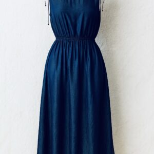 Robe bleue avec fente