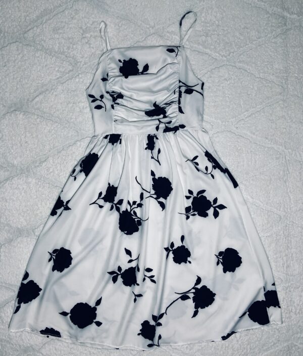 Robe fleurie noire et blanche – Image 3