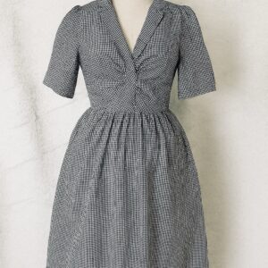 Robe grise à carreaux