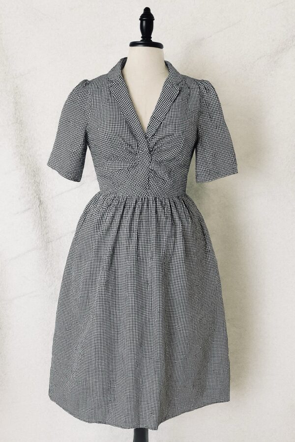 Robe grise à carreaux