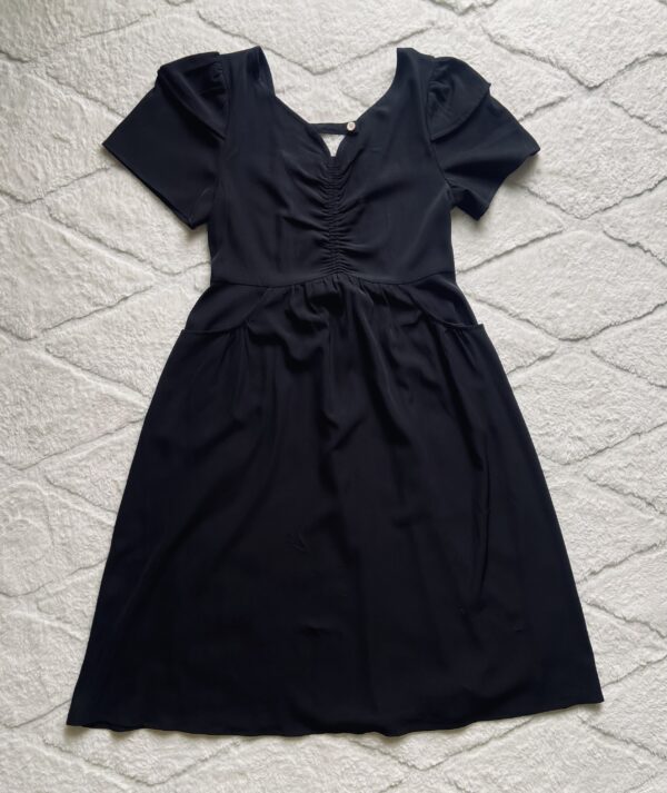Robe noire simple – Image 3