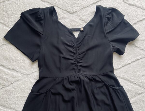 Robe noire simple – Image 2