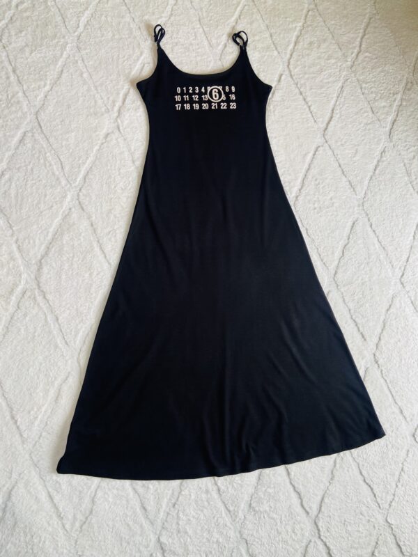 Robe noire sans manches – Image 2