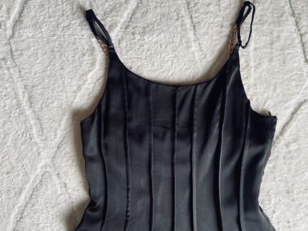 Robe noire satin – Image 2